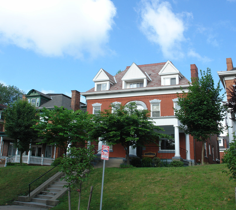 330 S Graham Ave in Pittsburgh, PA - Building Photo