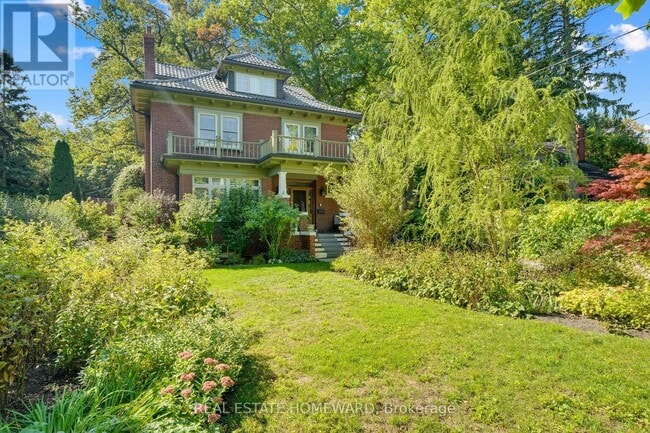 property at 32 Hollywood Crescent