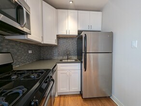 2424 N Kedzie Blvd, Unit 2420-303 in Chicago, IL - Building Photo - Building Photo