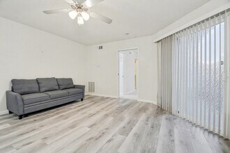 9815 Walnut St, Unit H306 in Dallas, TX - Foto de edificio - Building Photo