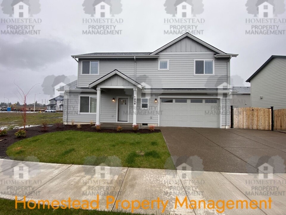 1856 SE Blueberry St in Dallas, OR - Building Photo