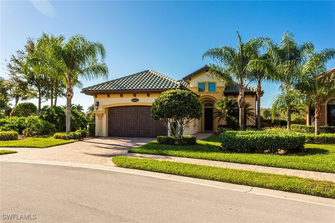 6215 Brunello Ln in Naples, FL - Foto de edificio