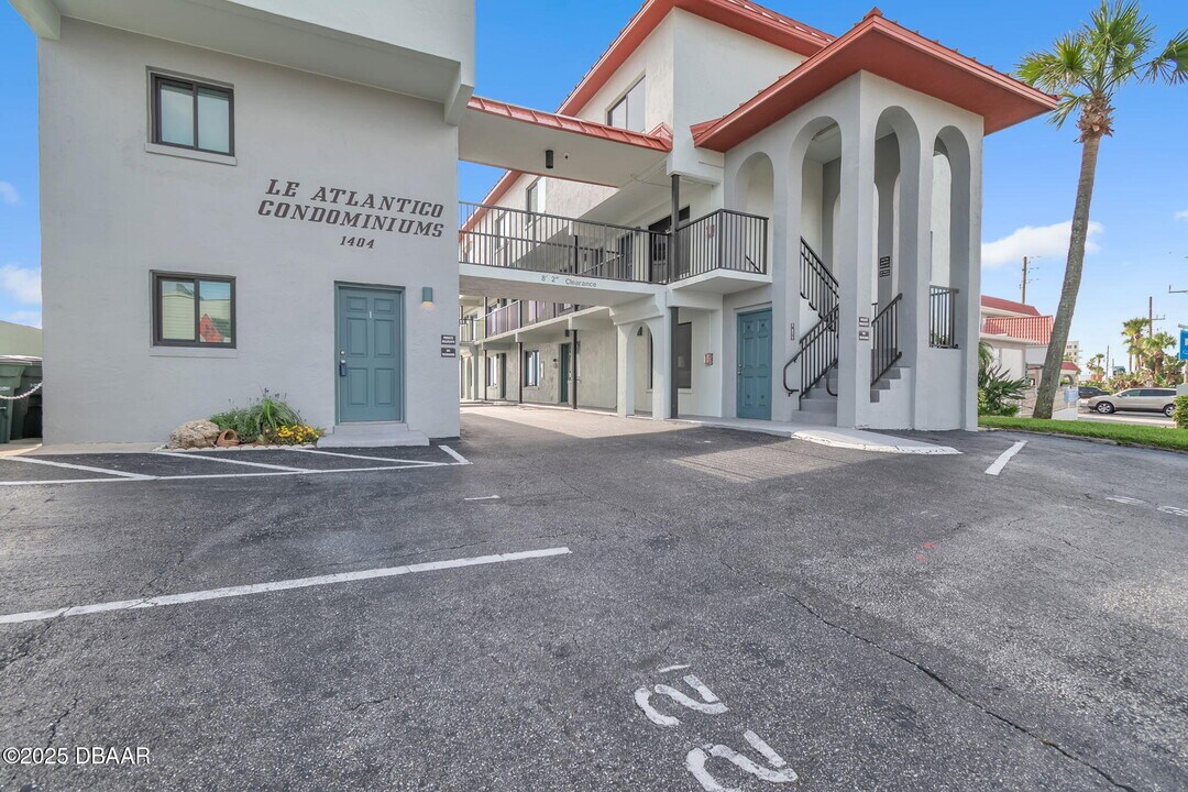 1404 N Atlantic Ave in Daytona Beach, FL - Foto de edificio