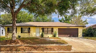 2445 E Burr Oak Ct in Sarasota, FL - Building Photo
