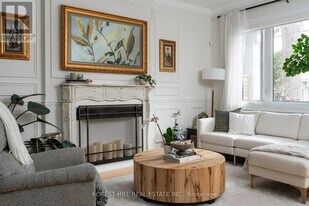 698 Adelaide St W in Toronto, ON - Building Photo