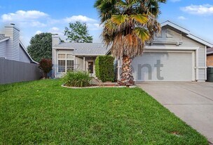 8375 Grand Cru Dr in Sacramento, CA - Building Photo