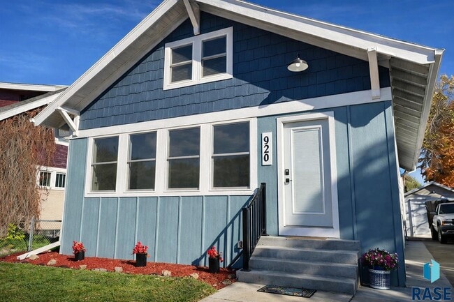 property at 920 S Summit Ave