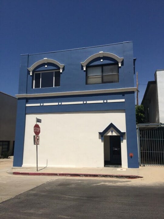 11 Navy St in Venice, CA - Building Photo