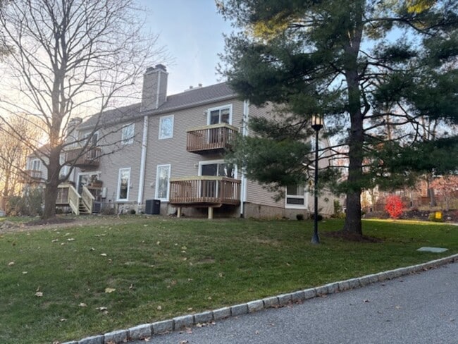 1 Spring Pond Dr in Ossining, NY - Building Photo - Building Photo