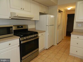 2062 Royal Fern Ct in Reston, VA - Building Photo - Building Photo