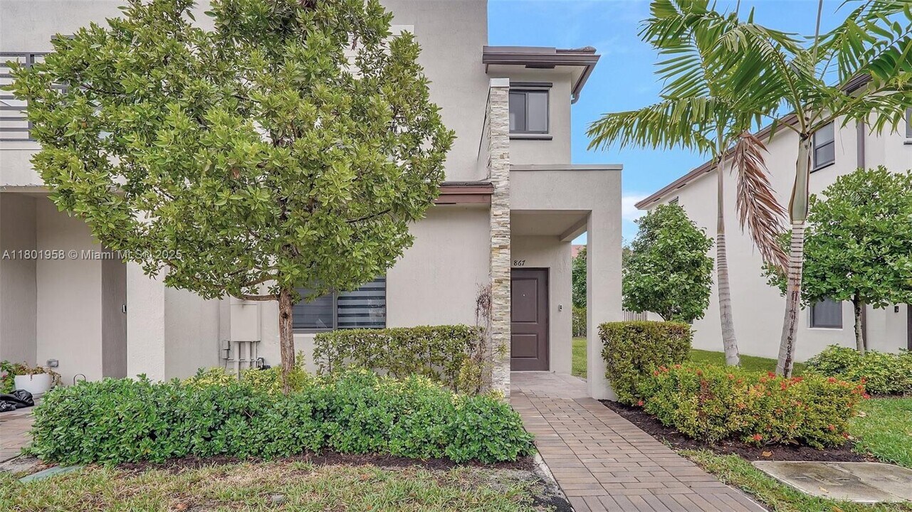 867 NE 211th St in Miami, FL - Building Photo