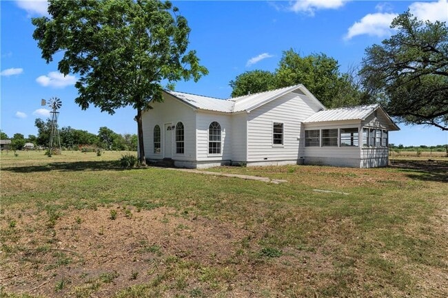 198 County Rd 483 in Lott, TX - Building Photo - Building Photo