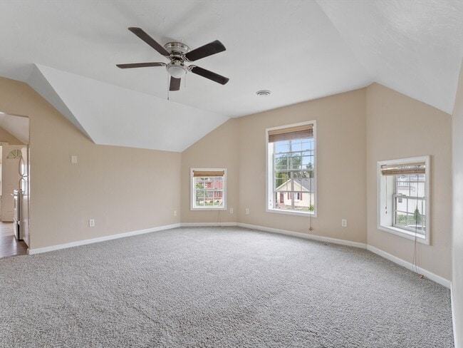 720 Pine St, Unit Upper in Manitowoc, WI - Foto de edificio - Building Photo