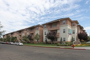 University Village Apartments in Fresno, CA - Building Photo