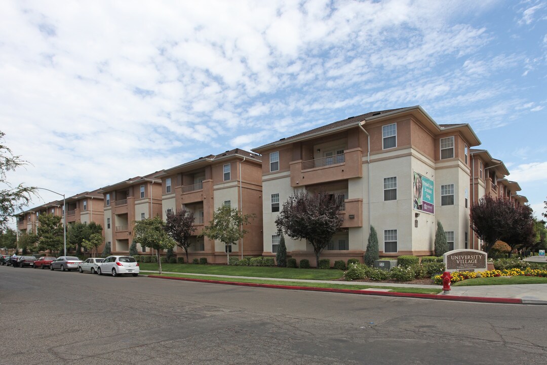 University Village Apartments in Fresno, CA - Foto de edificio