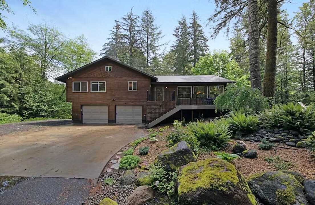 21460 E Meadow Crest Dr in Rhododendron, OR - Building Photo