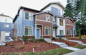 Pinnacle Townhomes in Lynnwood, WA - Building Photo - Building Photo