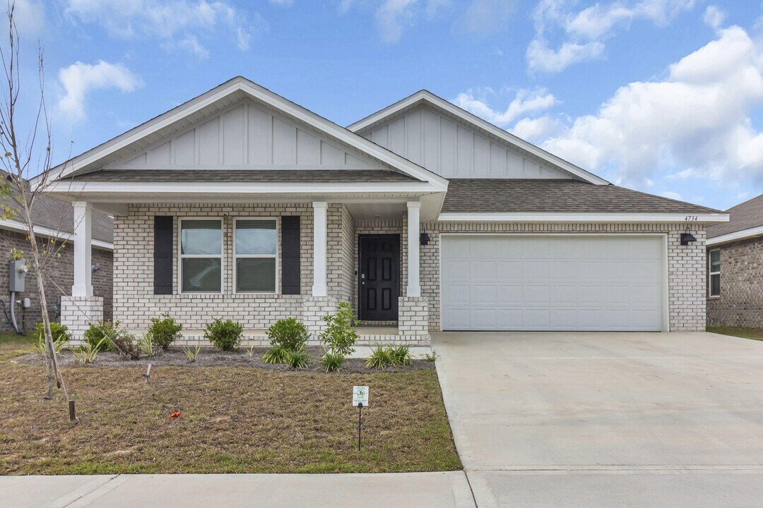 4734 Airmen Dr in Crestview, FL - Foto de edificio