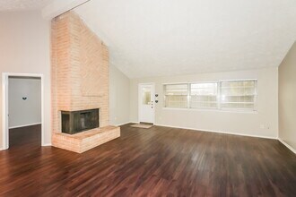 19402 San Gabriel Dr in Houston, TX - Building Photo - Building Photo