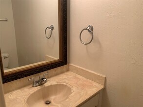 3034 Windchase Blvd in Houston, TX - Foto de edificio - Building Photo