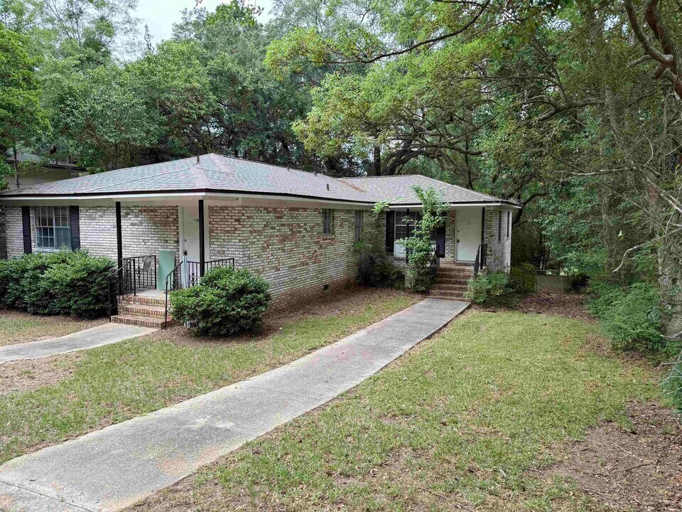1726 Hartsfield Rd in Tallahassee, FL - Building Photo