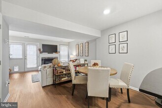 2568 S Arlington Mill Dr in Arlington, VA - Building Photo - Building Photo