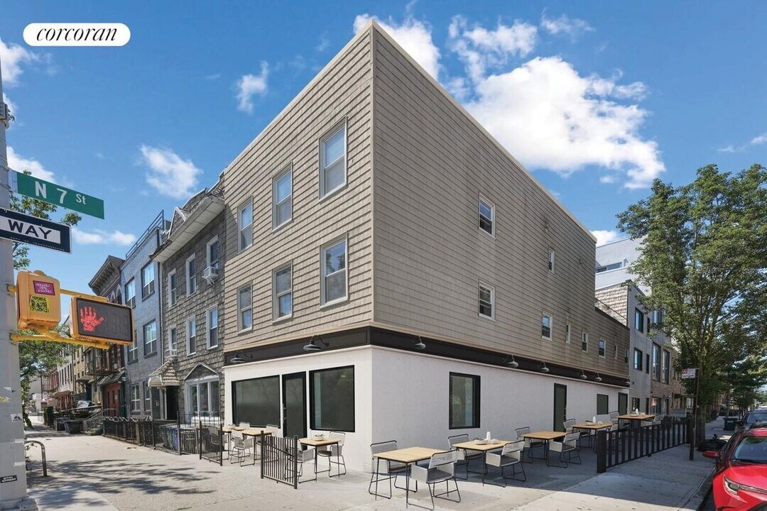 240 N 7th St in Brooklyn, NY - Building Photo