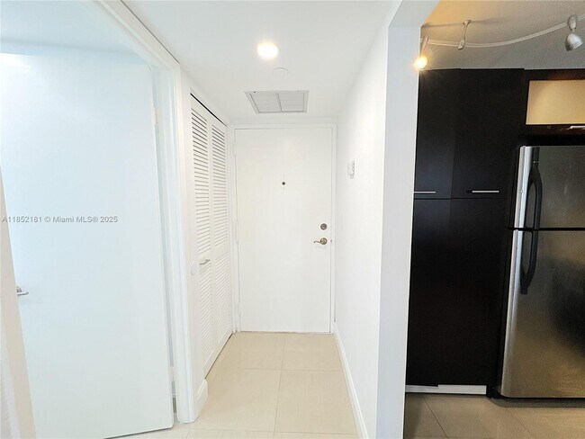 1865 Brickell Ave in Miami, FL - Building Photo - Building Photo