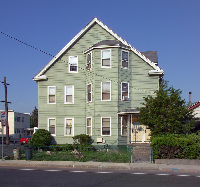 677 Grattan St in Chicopee, MA - Building Photo - Building Photo