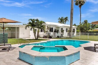 703 NE 7th St in Hallandale Beach, FL - Building Photo - Building Photo