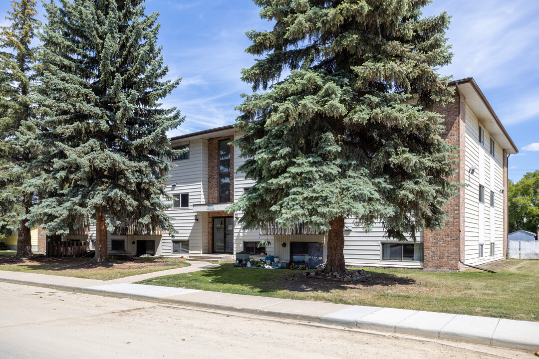 5811 58 Av in Red Deer, AB - Building Photo