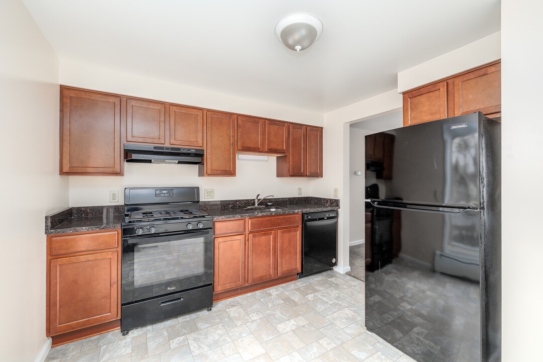 Franklin Park Apartments in East Syracuse, NY - Building Photo