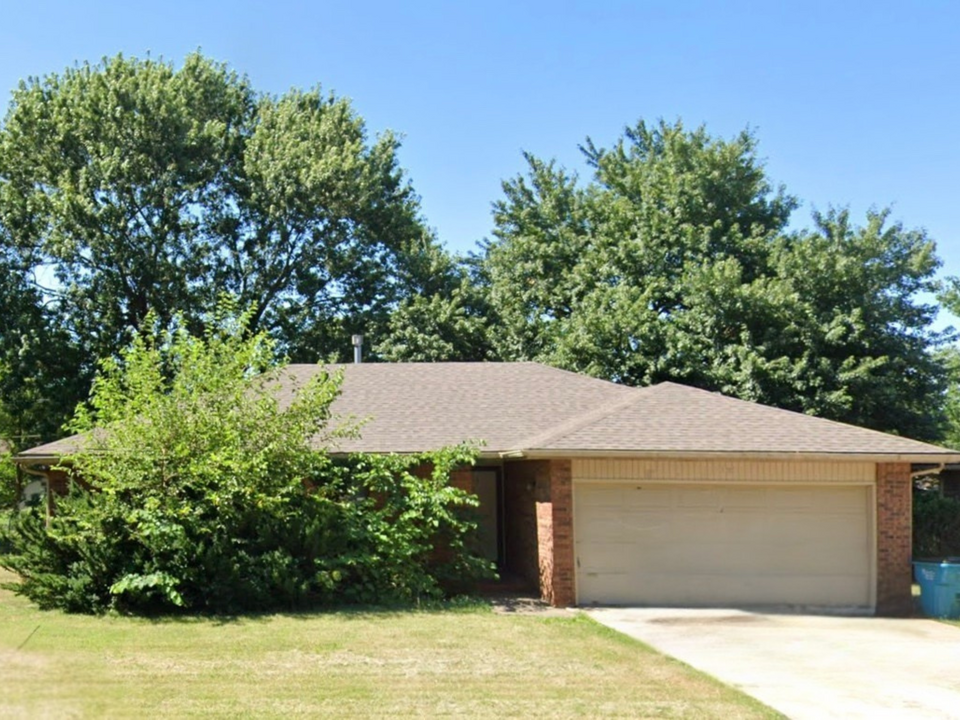 1128 W McGee St in Springfield, MO - Building Photo