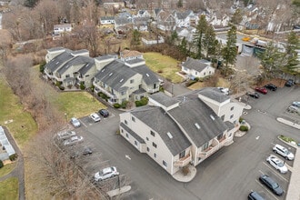 Valley Court in Branford, CT - Foto de edificio - Building Photo
