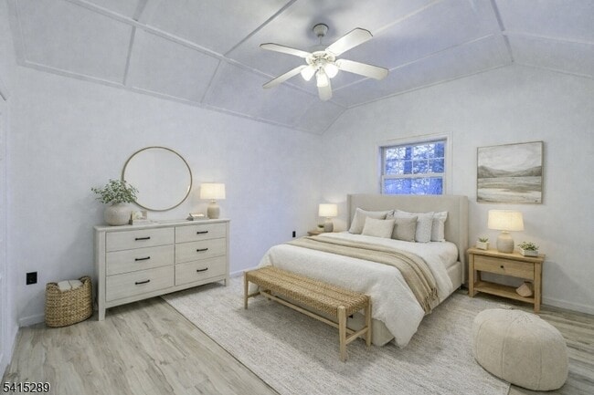 240 Acabonack Rd in Highland Lakes, NJ - Foto de edificio - Building Photo