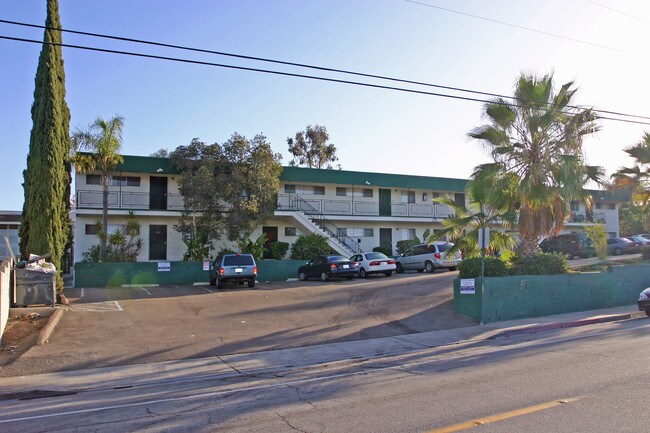 Lowell Patio Apartments in La Mesa, CA - Foto de edificio - Building Photo
