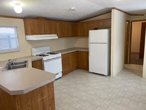 1882 Stafford Ct in Milford, MI - Foto de edificio - Building Photo