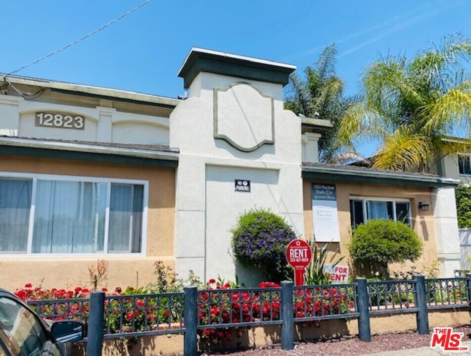 12823 Kling St in Los Angeles, CA - Foto de edificio
