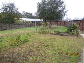 211 Shiloh Rd in Windsor, CA - Building Photo - Building Photo