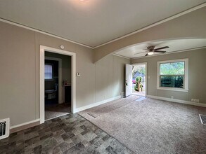 409 Monroe St in Oregon City, OR - Building Photo - Building Photo