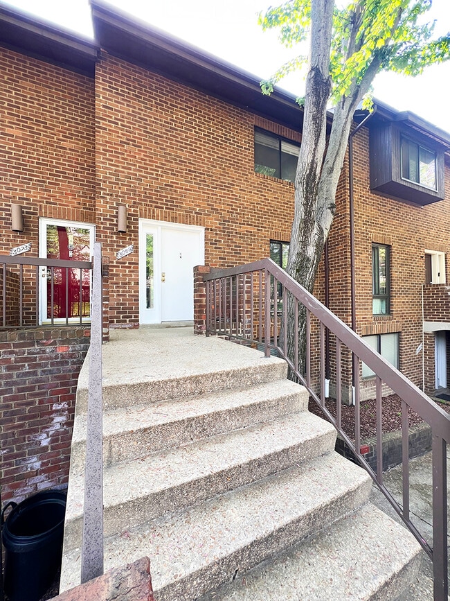property at 3069 Hawthorne Dr NE