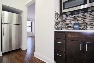 196 E Delaware Pl in Chicago, IL - Foto de edificio - Building Photo