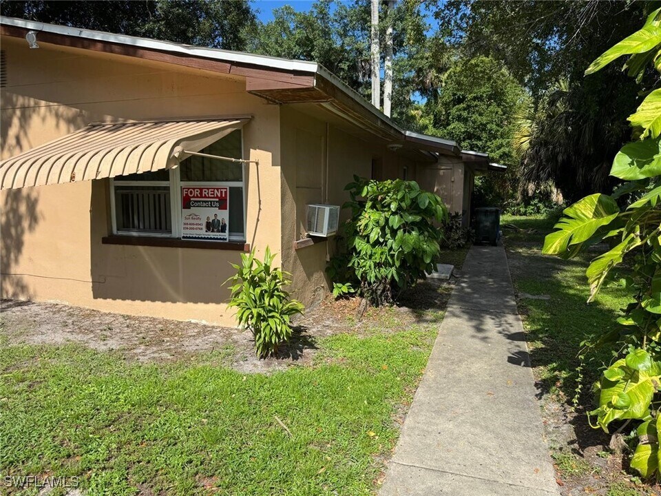 2217 Jackson St in Ft. Myers, FL - Foto de edificio