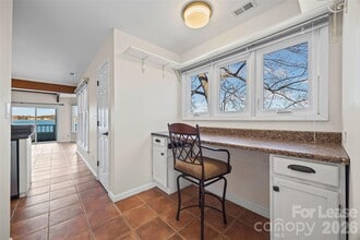 372 Northwest Dr in Davidson, NC - Foto de edificio - Building Photo