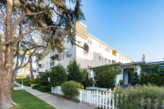 Toulon in Santa Monica, CA - Foto de edificio - Building Photo