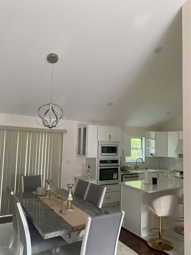 11 Kathleen Crescent in Coram, NY - Building Photo - Building Photo