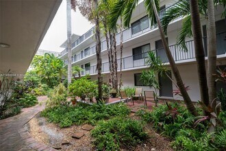 3240 Mary St in Miami, FL - Building Photo - Building Photo