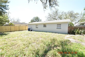 10709 N Connechusett Rd in Tampa, FL - Foto de edificio - Building Photo