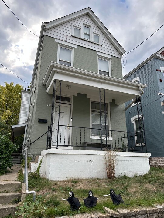 2375 Flora St in Cincinnati, OH - Building Photo