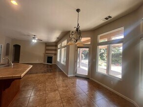 2203 N Carson Ct in Visalia, CA - Foto de edificio - Building Photo